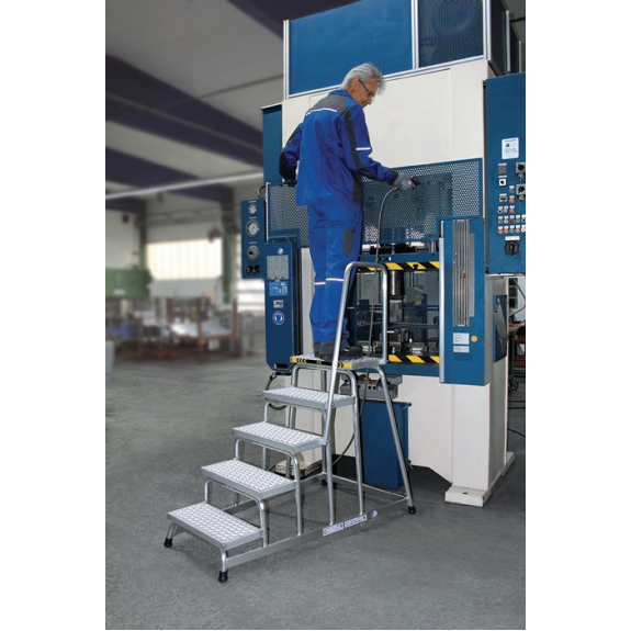 Plateforme de travail 4 marches dont une praticable avec main courante H. 800 mm revêtement R13-Leer más