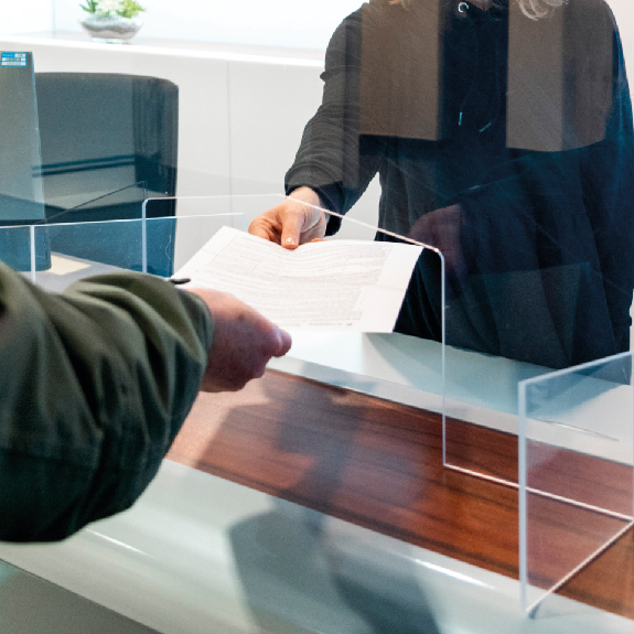Schutzscheibe gegen Infektionen mit Standfüßen und Durchreiche 800x900 mm Schutzscheibe gegen Infektionen mit Standfüßen und Durchreiche 800x900 mm-Beschreibung lesen