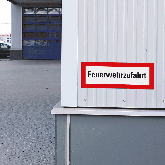 Hinweisschild Feuerwehrzufahrt, Aluminium RA0, reflektierend, 594x210mm, DIN 67520 Hinweisschild Feuerwehrzufahrt, Aluminium RA0, reflektierend, 594x210mm, DIN 67520-Beschreibung lesen