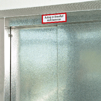 Feuerwehrschild Aufzug im Brandfall nicht benutzen, Folie, selbstklebend, 210x74mm, DIN 4066-Beschreibung lesen