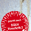 Prüfplakette geprüft nach DGUV 3,25-30,rot,ölige Untergründe,Ø 30mm,10/Bogen