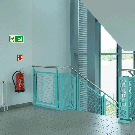 PERMALIGHT plus langnachleuchtend Rettungszeichen Rettungsweg rechts abwärts, Folie, 300x150mm, ASR A1.3, ISO 7010 E002 PERMALIGHT plus langnachleuchtend Rettungszeichen Rettungsweg rechts abwärts, Folie, 300x150mm, ASR A1.3, ISO 7010 E002-Beschreibung lesen