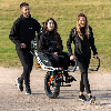 Paar Werbeträger für Joëlette Adventure und Joëlette eMotion