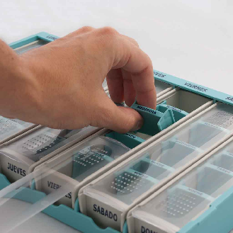 Bandeja de Medicación Semanal. Dimensión bandeja: 320 x 200 x 40 mm Dimensión de dispensador individual:
43 x 193 x 34 mm. Dimensión compartimento: 32 x 29 mm-Leer más