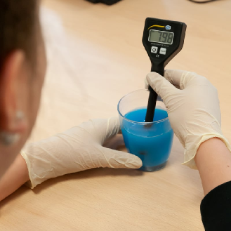 PCE Instruments pH-Tester PCE-PH 15 ideal für schuliche Einrichtugngen zur Bestimmung des pH Wertes in Flüssigkeiten-Beschreibung lesen
