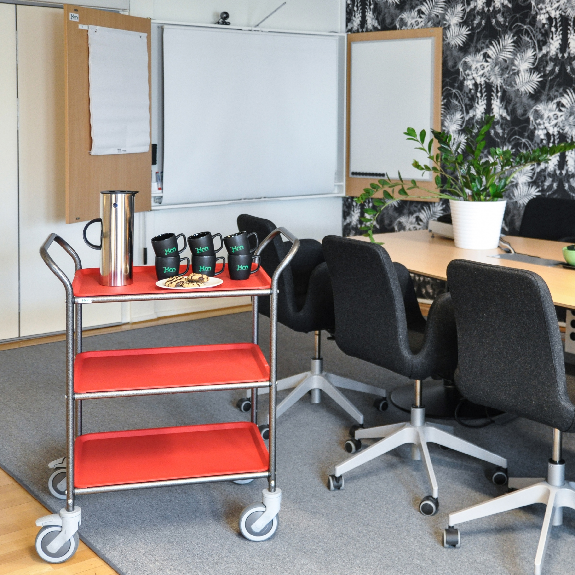 Kongamek Tablettwagen 770x495x960mm Anthrazit grau pulverbeschichtet mit Bremse und 3 Tabletts in rot Kongamek Tablettwagen 770x495x960mm Anthrazit grau pulverbeschichtet mit Bremse und 3 Tabletts in rot-Beschreibung lesen