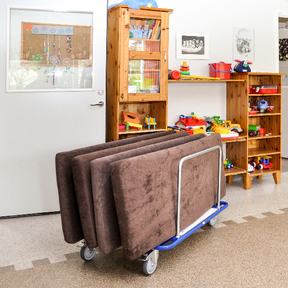 Kongamek Leichter Plattenwagen pulverbeschichtet in blau 1000x700x690mm mit laminiertem Boden und 5 Ladebügeln Kongamek Leichter Plattenwagen pulverbeschichtet in blau 1000x700x690mm mit laminiertem Boden und 5 Ladebügeln-Beschreibung lesen