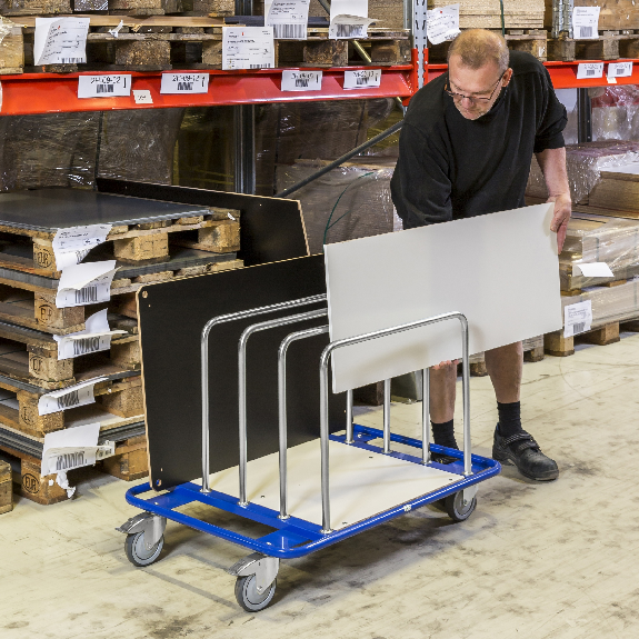 Kongamek Leichter Plattenwagen pulverbeschichtet in blau 1000x700x690mm mit laminiertem Boden und 5 Ladebügeln Kongamek Leichter Plattenwagen pulverbeschichtet in blau 1000x700x690mm mit laminiertem Boden und 5 Ladebügeln-Beschreibung lesen