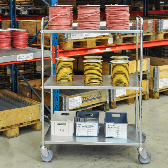 Etagenwagen mit 3 Böden 900x440mm pulverbeschichtet in weiß 24mm Rand ohne Bremse Etagenwagen mit 3 Böden 900x440mm pulverbeschichtet in weiß 24mm Rand ohne Bremse-Beschreibung lesen