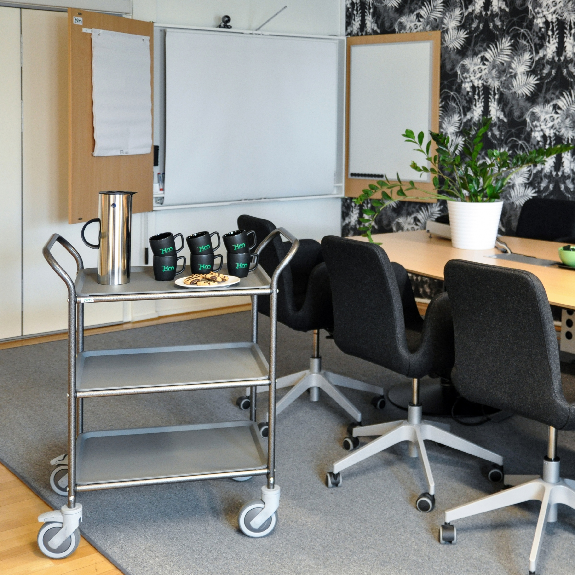 Kongamek Tablettwagen 770x495x960mm Anthrazit grau pulverbeschichtet mit Bremse und 3 Tabletts in grau Kongamek Tablettwagen 770x495x960mm Anthrazit grau pulverbeschichtet mit Bremse und 3 Tabletts in grau-Beschreibung lesen