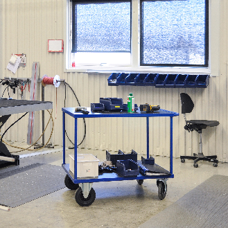 Tischwagen in blau 1300x800x870mm mit Schiebegriff, Gummibereifung und Bremse-Beschreibung lesen