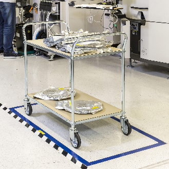 ESD-Etagenwagen mit 2 Schiebegriffen und 3 Etagen 900x540mm Ladefläche mit Bremse-Beschreibung lesen