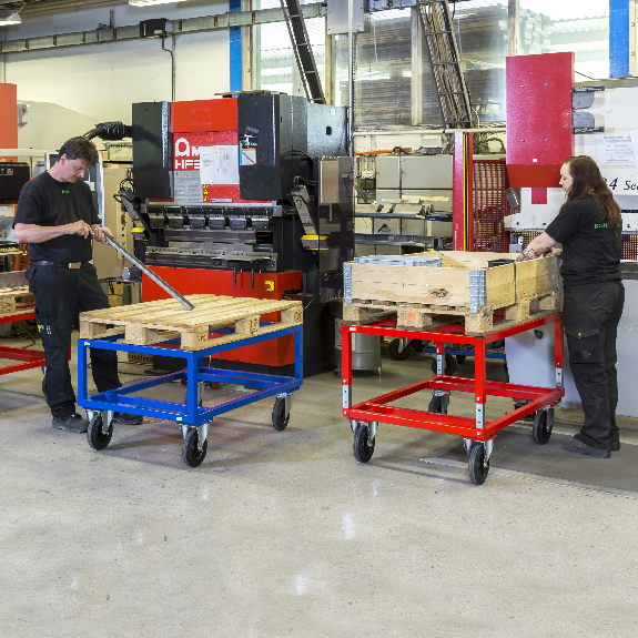 Palettenwagen in rot 650mm hoch mit Bremse für Halbpaletten 800x600mm Palettenwagen in rot 650mm hoch mit Bremse für Halbpaletten 800x600mm-Beschreibung lesen