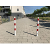 Schake Absperrpfosten herausnehmbar mit Dreikantschloss aus Stahlrohr Ø60x2,5mm weiß mit rot reflektierenden Leuchtstreifen und Stahlkappe 900mm Überflur mit 1 Öse