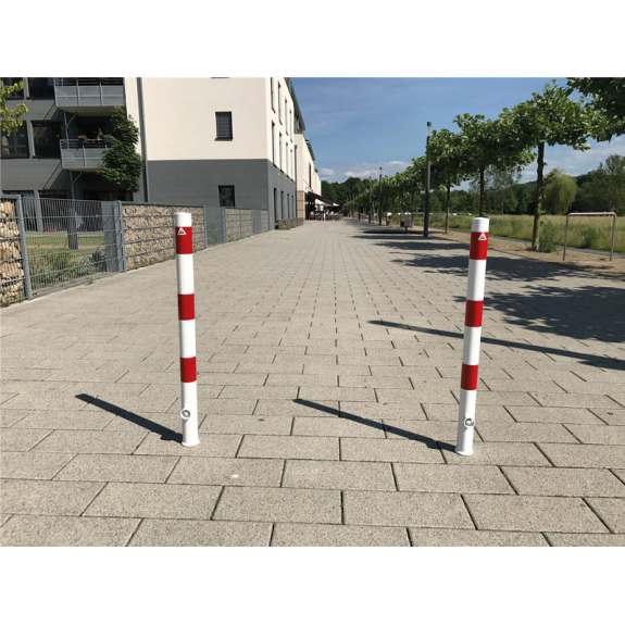 Schake Absperrpfosten herausnehmbar mit Dreikantschloss aus Stahlrohr Ø60x2,5mm weiß mit rot reflektierenden Leuchtstreifen und Stahlkappe 900mm Überflur mit 1 Öse-Beschreibung lesen