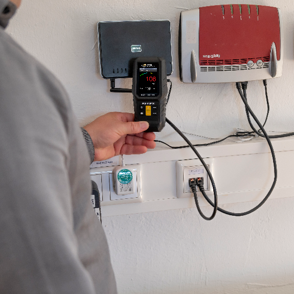 PCE Instruments Misuratore di campi elettromagnetici PCE-EMF 30 PCE Instruments Misuratore di campi elettromagnetici PCE-EMF 30-Leggi tutto